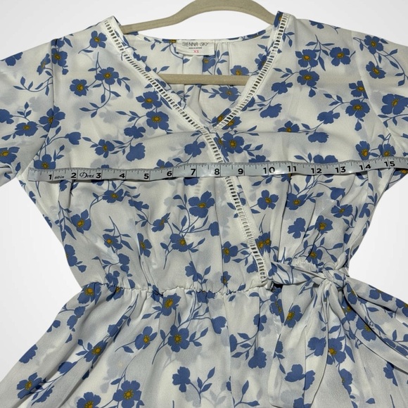 White blouse blue floral pattern by Sienna Sky lace trim short sleeves in XS - Picture 5 of 7